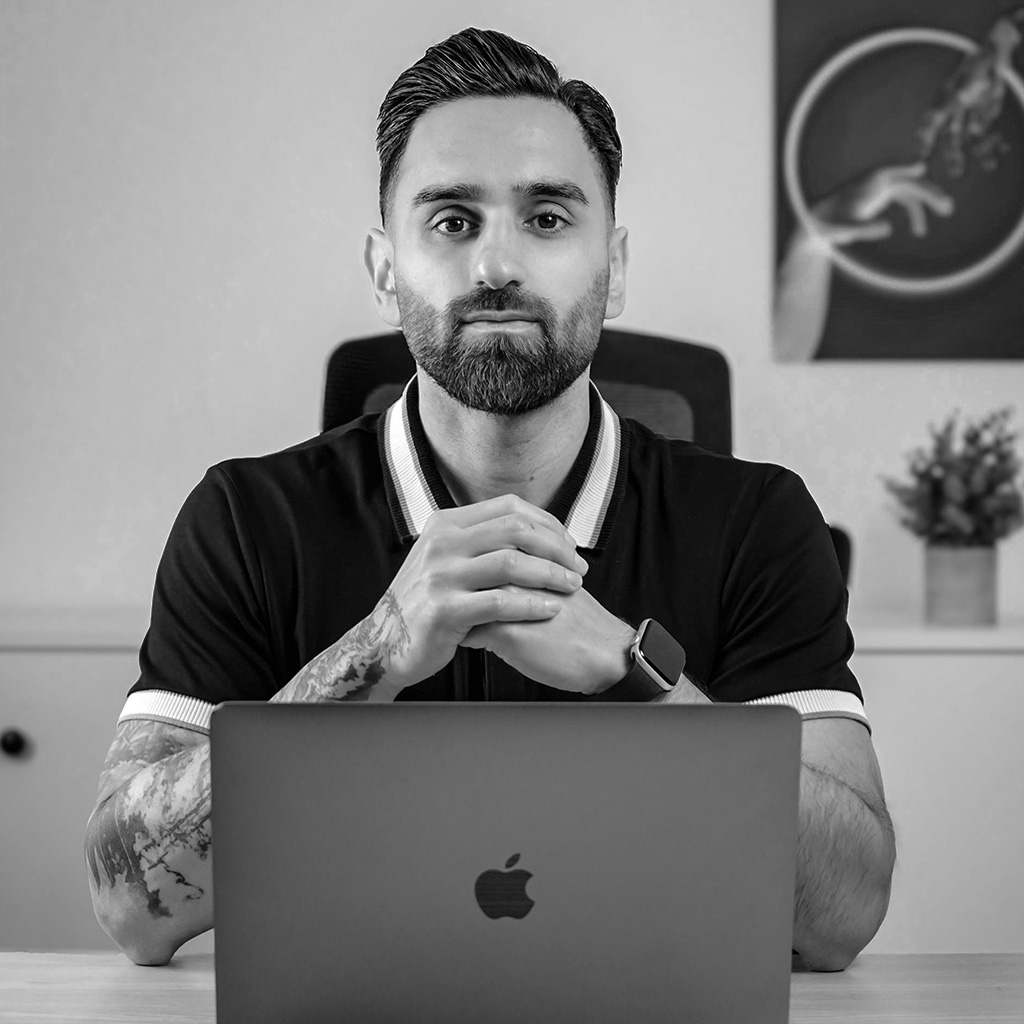 Anil Zengin, Gründer von TXA, am Schreibtisch – KI-Automatisierung für Online-Dienstleister